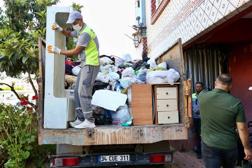 Kamyonlar yetmedi: Çöp partisi sona erdi! Apartmandan çıkanlar hayrete düşürdü 17